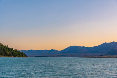 Yeni Zelanda 'da Tekapo Gölü' nün gün batımı manzarası