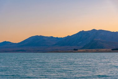 Yeni Zelanda 'da Tekapo Gölü' nün gün batımı manzarası