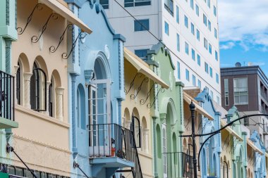Christchurch, Yeni Zelanda 'daki New Regent caddesinde renkli evler