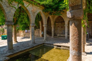 Bulgaristan 'ın Balchik kentindeki Kraliyet Sarayı' ndaki bir bahçe köşkünün taş kemerleri