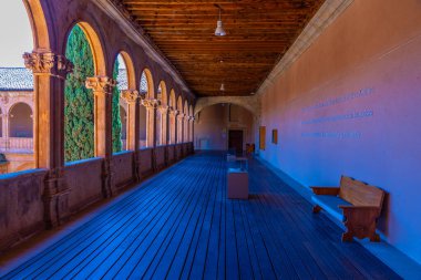 Salamanca, İspanya 'daki San Esteban manastırının iç avlusunun koridoru.
