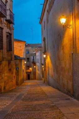 İspanya, Salamanca 'nın merkezinde dar bir caddenin gün batımı manzarası
