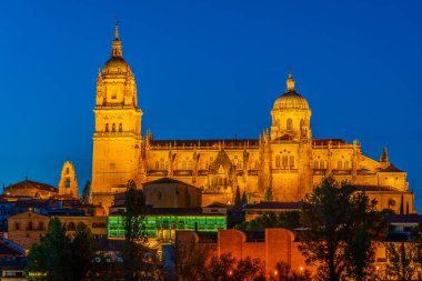Salamanca 'daki Katedral' in gün batımı görüntüsü Tormes, İspanya 'ya yansıdı