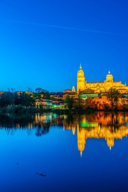 Salamanca 'daki Katedral' in gün batımı görüntüsü Tormes, İspanya 'ya yansıdı