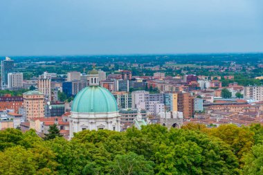 Santa Maria Katedrali ve İtalyan şehri Brescia 'nın havadan görünüşü