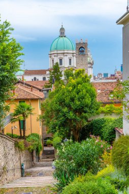 Santa Maria Katedrali ve İtalyan şehri Brescia 'nın havadan görünüşü