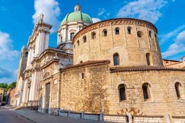 Santa Maria Assunta Katedrali İtalya 'nın Brescia kentindeki Duomo Vecchio' nun arkasına baktı