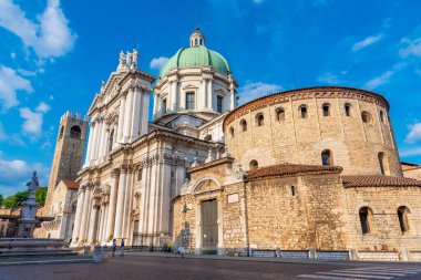 Santa Maria Assunta Katedrali İtalya 'nın Brescia kentindeki Duomo Vecchio' nun arkasına baktı