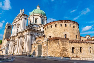 Santa Maria Assunta Katedrali İtalya 'nın Brescia kentindeki Duomo Vecchio' nun arkasına baktı
