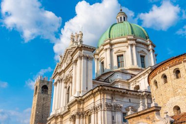 İtalya, Brescia 'daki Santa Maria Assunta katedralinin arkasındaki Palazzo del Broletto.