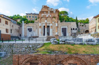 İtalya 'nın Brescia kentindeki Tempio Capitolino kalıntıları