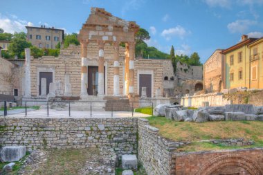 İtalya 'nın Brescia kentindeki Tempio Capitolino kalıntıları
