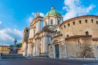 İtalyan şehri Brescia 'da Piazza Paolo VI manzarası