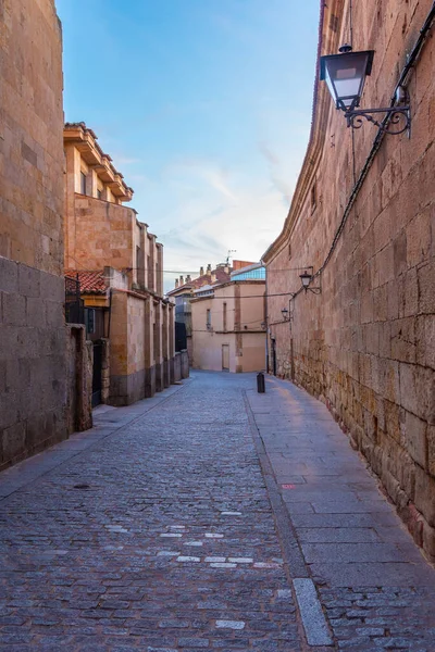 Vista Una Calle Estrecha Centro Salamanca España —  Fotos de Stock