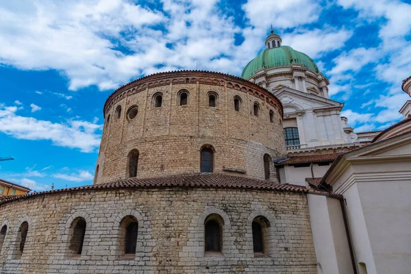 イタリア ブレシアのドゥオーモ ヴェッキオの後ろに見えるサンタ マリア アスンタ大聖堂 — ストック写真