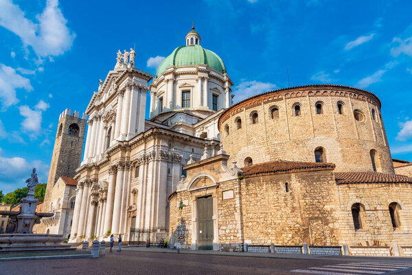 Кафедральный собор Санта-Мария-Ассунта находится позади Дуомо-Веккио в Брешиа, Италия
