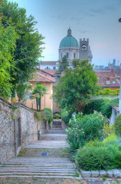 İtalya, Brescia 'daki Santa Maria Assunta katedraline giden merdiven.