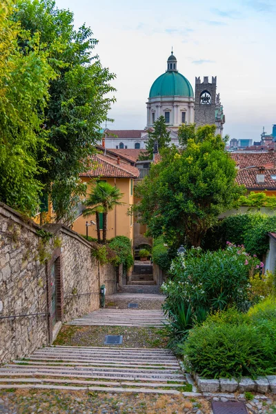 İtalya, Brescia 'daki Santa Maria Assunta katedraline giden merdiven.