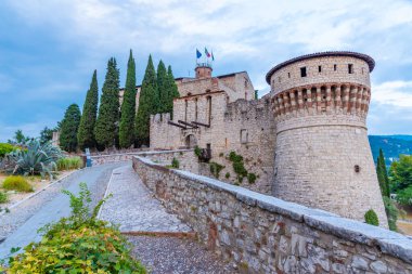 İtalya 'daki Brescia şatosunun gün batımı manzarası