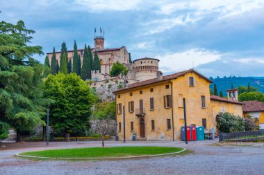 İtalya 'daki Brescia şatosunun gün batımı manzarası