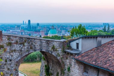İtalya 'daki Brescia şatosunun gün batımı manzarası