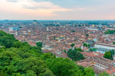 Eski İtalyan şehri Brescia 'nın günbatımı manzarası