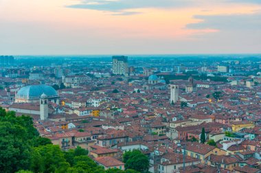 İtalya 'nın başkenti Palazzo della Loggia ile Brescia' nın günbatımı manzarası