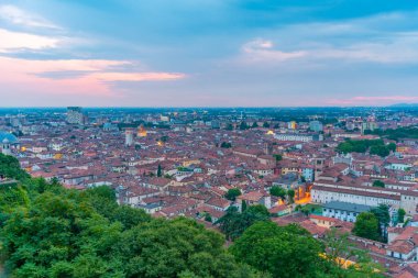 Eski İtalyan şehri Brescia 'nın günbatımı manzarası