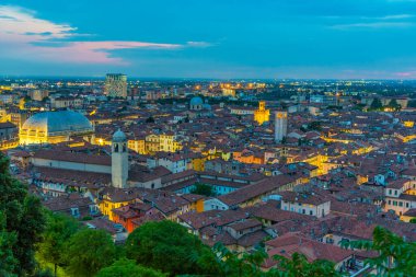 İtalya 'nın başkenti Palazzo della Loggia ile Brescia' nın günbatımı manzarası
