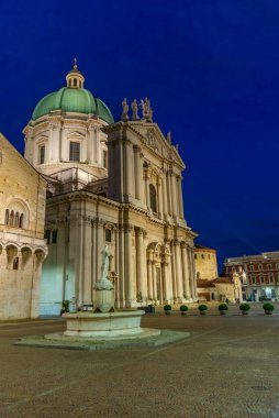 İtalya, Brescia 'daki Santa Maria Katedrali' nin gece manzarası