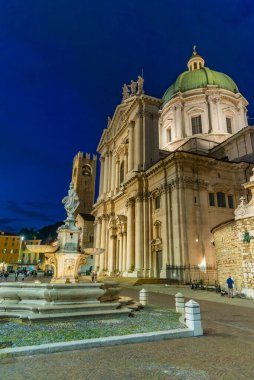 İtalya, Brescia 'daki bir çeşmenin arkasındaki Santa Maria Katedrali' nin gece manzarası.