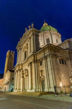 İtalya, Brescia 'daki Santa Maria Assunta katedralinin arkasındaki Palazzo del Broletto' nun gece manzarası