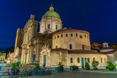 İtalyan şehri Brescia 'da Piazza Paolo VI' nin gece manzarası