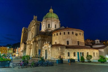 İtalyan şehri Brescia 'da Piazza Paolo VI' nin gece manzarası
