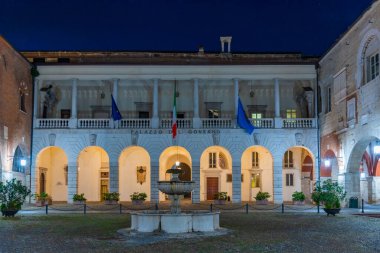 İtalyan şehri Brescia 'daki Palazzo del Broletto' nun gece manzarası