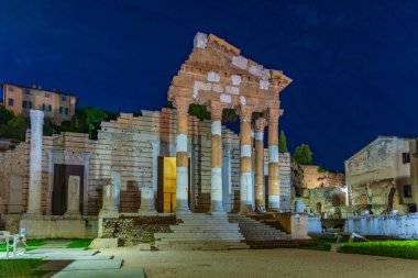 İtalya 'nın Brescia kentindeki Tempio Capitolino kalıntılarının gece manzarası