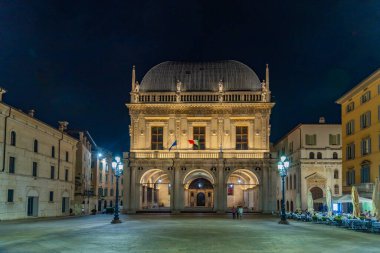 İtalya 'daki Palazzo della Loggia ile Brescia' nın gece görüşü