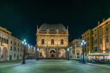 İtalya 'daki Palazzo della Loggia ile Brescia' nın gece görüşü