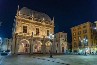 İtalya 'daki Palazzo della Loggia ile Brescia' nın gece görüşü