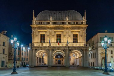 İtalya 'daki Palazzo della Loggia ile Brescia' nın gece görüşü