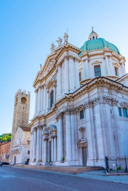 İtalya, Brescia 'daki Santa Maria Assunta katedralinin arkasındaki Palazzo del Broletto.