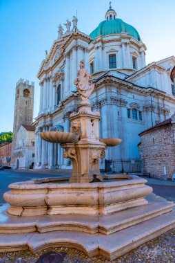 Santa Maria Assunta Katedrali Brescia, İtalya 'da bir çeşmenin arkasında.