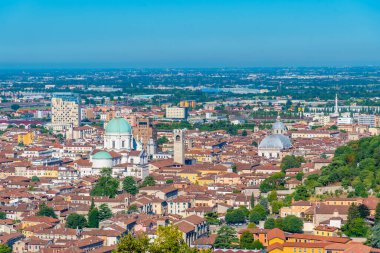 Santa Maria Katedrali ve İtalyan şehri Brescia 'nın havadan görünüşü