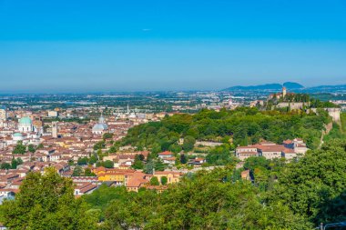 İtalya 'da bir tepede şatosu olan Brescia' nın hava manzarası.