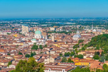 Santa Maria Katedrali ve İtalyan şehri Brescia 'nın havadan görünüşü