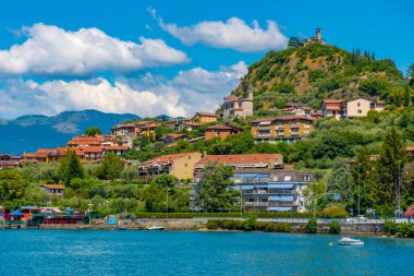 İtalya 'daki Iseo Gölü' ndeki Marone köyü.
