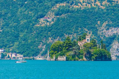 İtalya 'daki Isola di Loreto Gölü' nde bir saray.