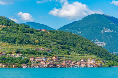 İtalya 'daki Iseo Gölü' ndeki Monte Isola adasındaki Carzano köyü.