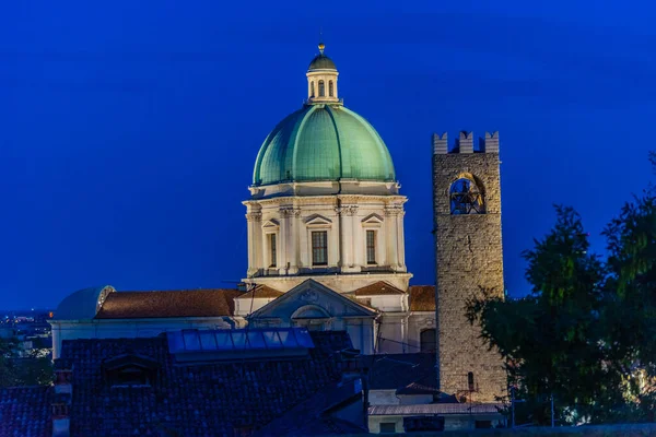 イタリア ブレシアのサンタ マリア アスンタ大聖堂の日没 — ストック写真