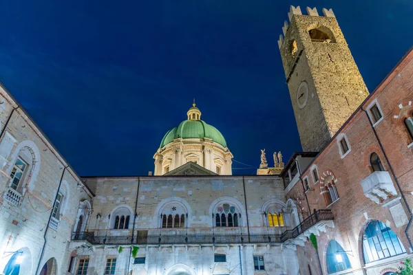 イタリアの都市ブレシアのパラッツォ ブルレットの庭の夜景 — ストック写真